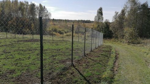 Установка забора из сетки-рабицы своими руками, фото и видео